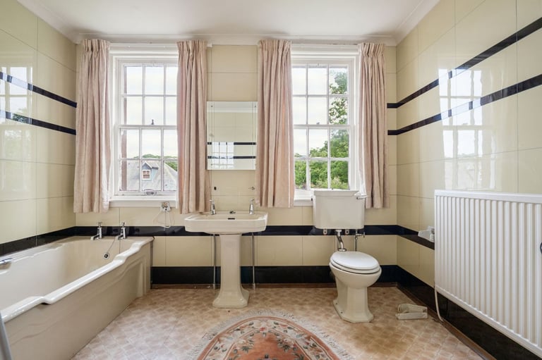 Bathroom suite — sink + toilet + cistern (lid damaged)