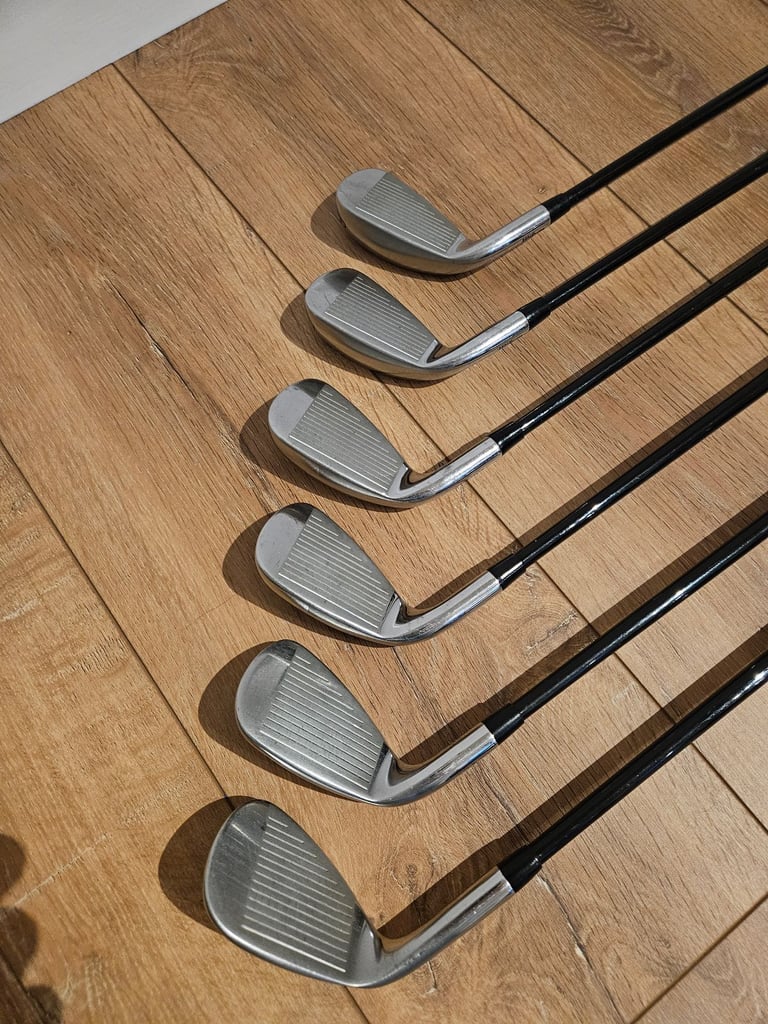 Wilson player-Fit gents premium package set, RH, graphite shafts and cart bag.