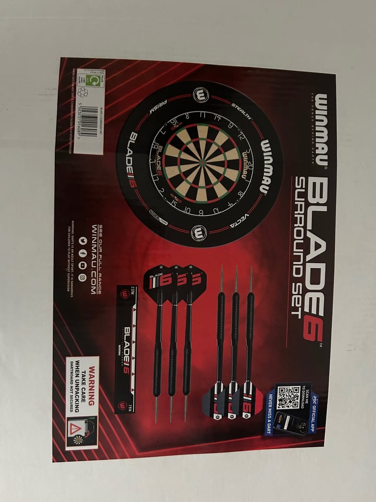 Winmau Blade 6 Dartboard and Surround (No Darts Included)