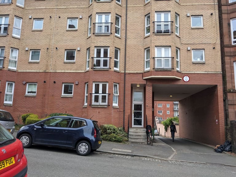 2 bed flat on Apsley Street, Partick
