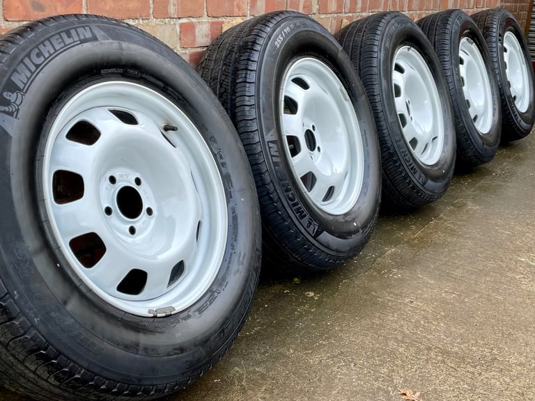 5 x Genuine Land Rover Defender 18” White Steel Wheels L663 Michelin Tyres Set