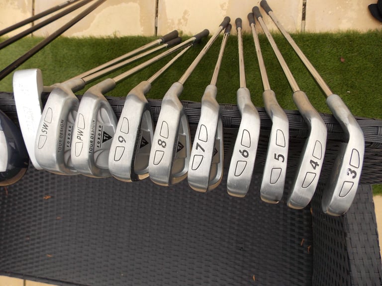 Mens Right Handed Tour Design Golf Club Set + Bag, Balls and Tees