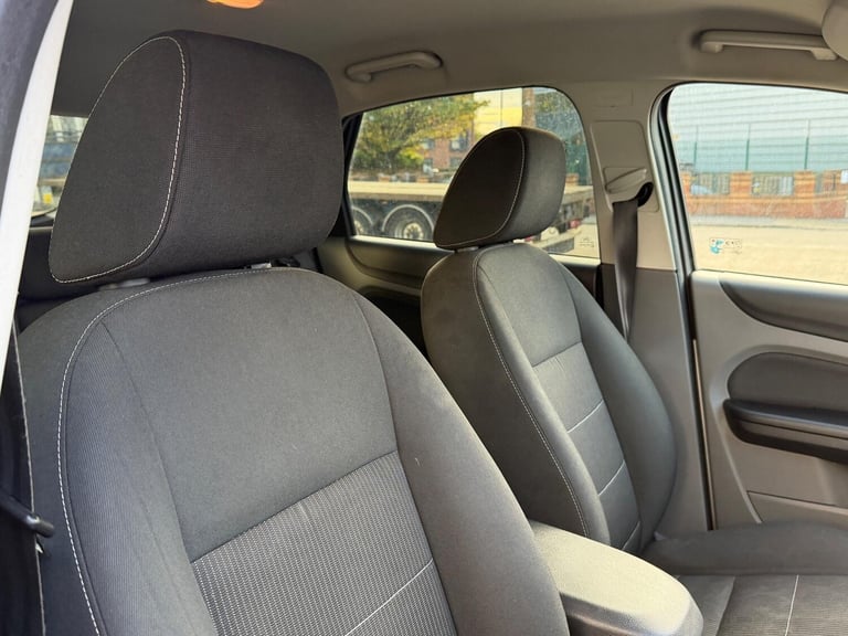 2010 Ford Focus 1.6 Titanium 5dr Auto HATCHBACK PETROL Automatic