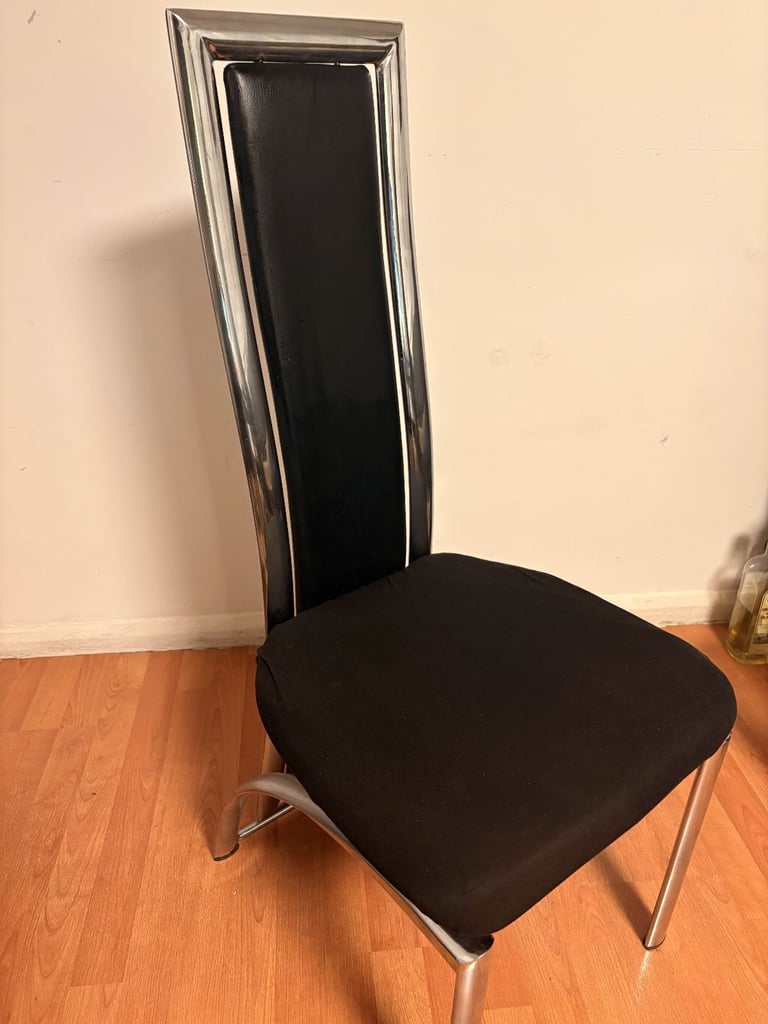 Black Glass Extendable Dining Table with 6 Chairs – Used Condition