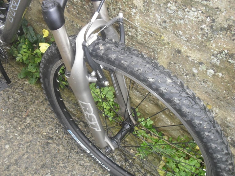 TREK ADULT/YOUTH'S MOUNTAIN STYLE BIKE.