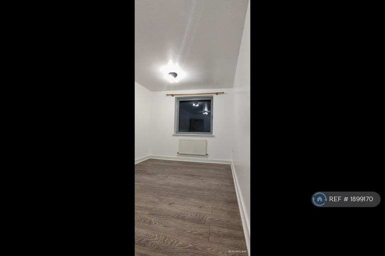 2 bedroom flat in Tideslea Path, London, SE28 (2 bed) (#1899170)