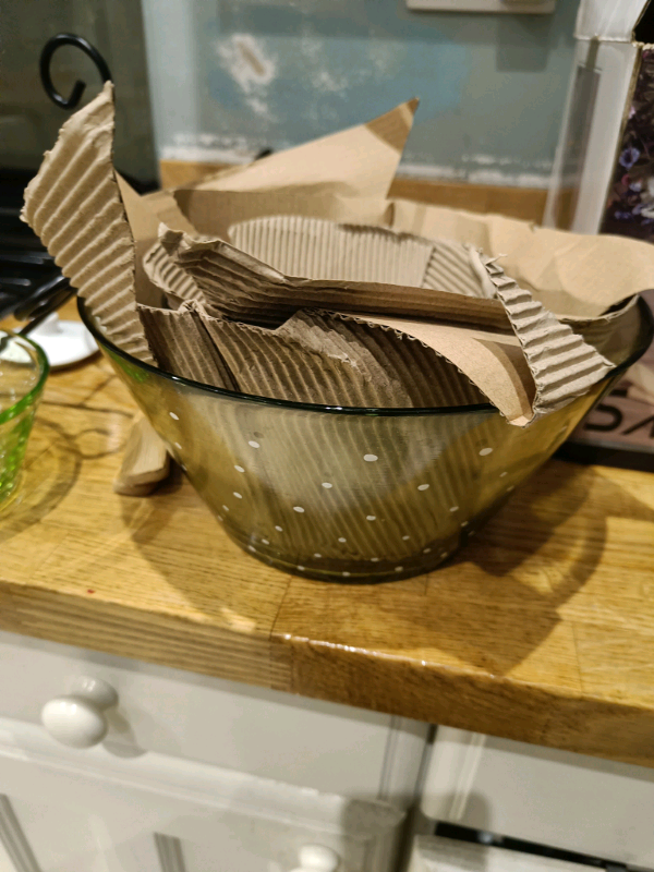 Dessert bowl with metal stand 