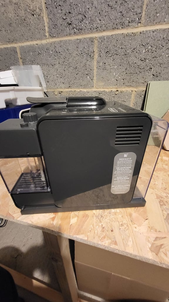 Delonghi Nespresso pod coffee machine EN560.B