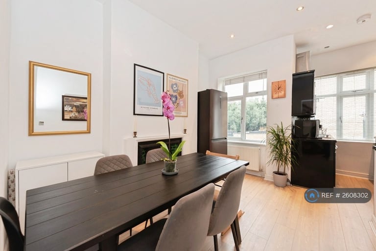2 bedroom flat in Upper Richmond Road West, London, SW14 (2 bed) (#2608302)
