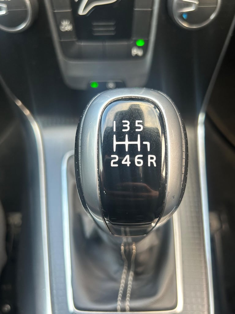 2018 Volvo V40 2.0 T2 R-Design Nav Plus Euro 6 (s/s) 5dr HATCHBACK Petrol Manual