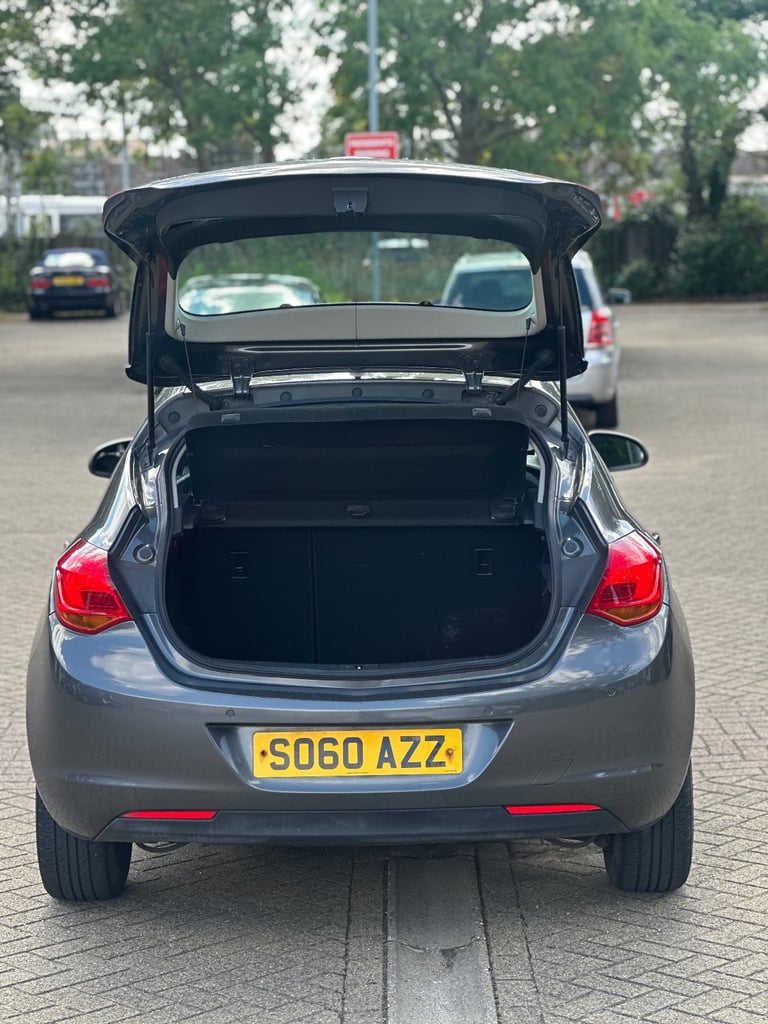 2011 Vauxhall Astra Automatic 1.6L Petrol 64,000 Miles Full Vauxhall Service History 1YR MOT 1 OWNER