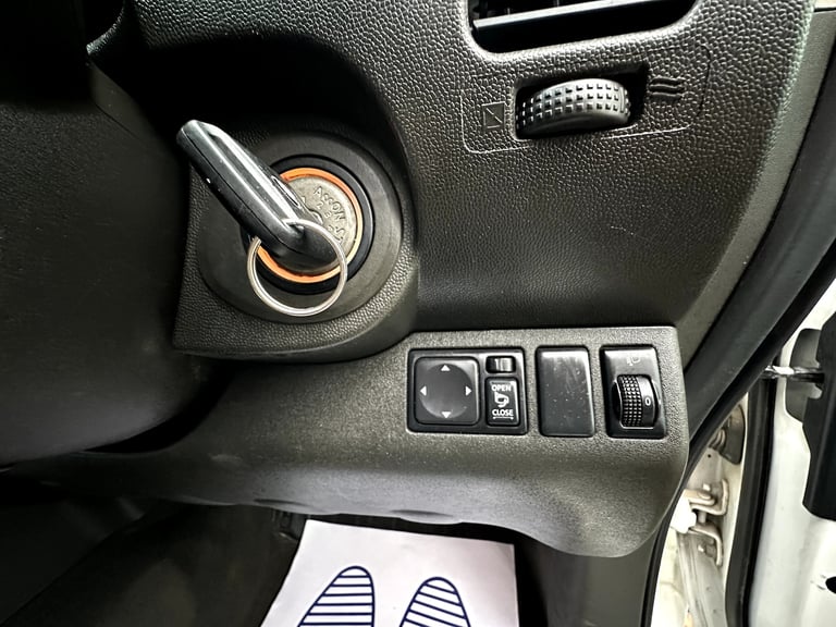 2013 Nissan Navara 3.0 dCi V6 Outlaw 4WD Diesel 4-Door Diesel