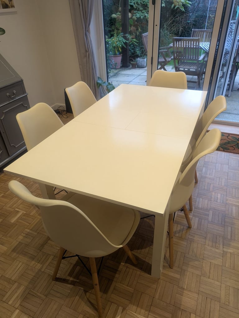 image for Extendable dining table and 6 chairs 