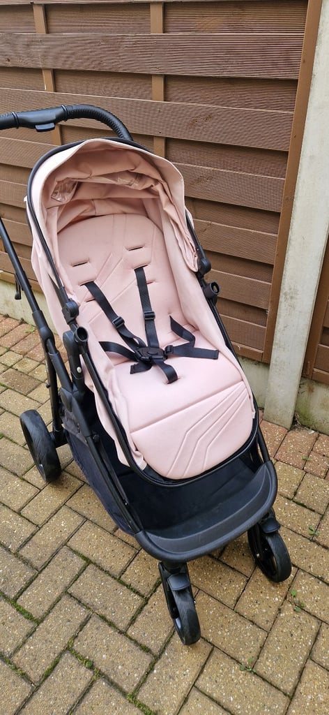 PUGGLE MONACO XT TRAVEL SYSTEM. IN VERY GOOD CONDITION.