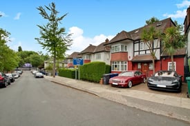 STUNNING LARGE 6 BEDROOM SEMI NEAR TUBE, BUSES, SCHOOLS, PARK & SHOPPING CENTRE. IDEAL FOR FAMILIES