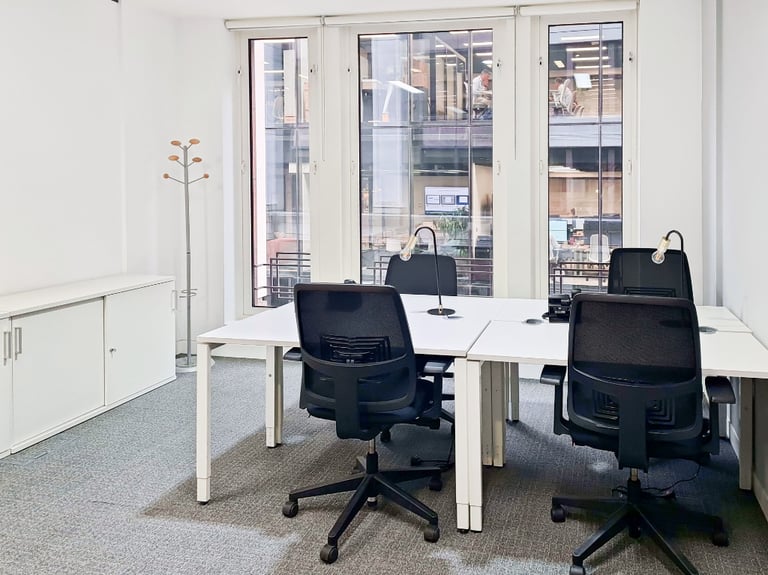 London - EC3A 8AA, Open plan office space for 15 people at Liverpool Street St Mary's Axe