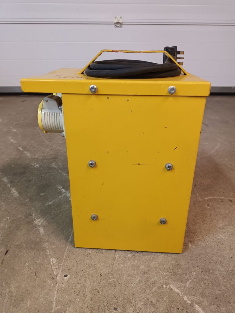 3kVa Heavy Duty Transformer - 240v to 110v - Defender E205062 - in very good condition