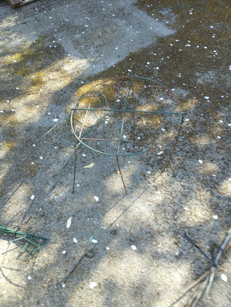 Link stakes plant supports