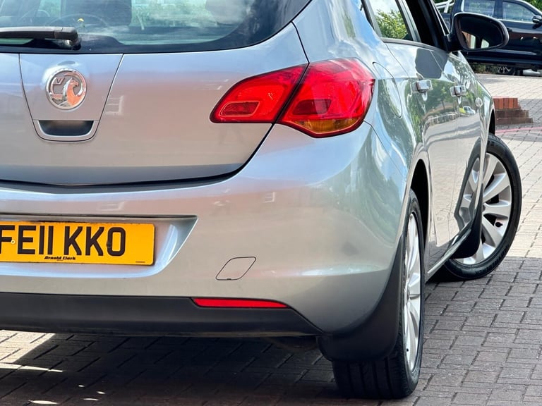 2011 Vauxhall Astra 1.4 16v Exclusiv Euro 5 5dr HATCHBACK Petrol Manual