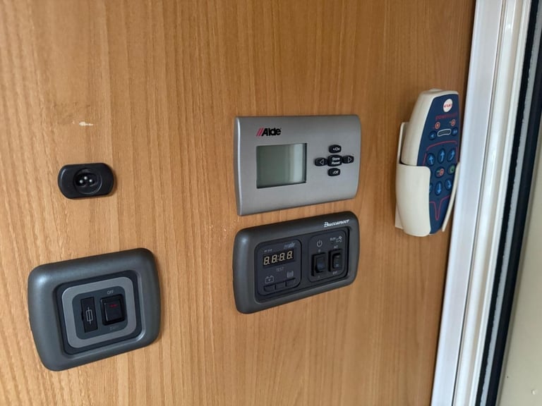 2011 Buccaneer Schooner Fixed bed end large washroom