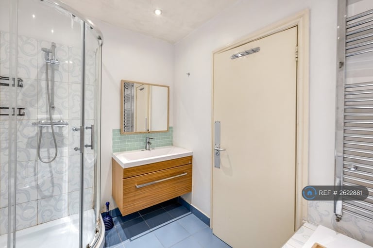 3 bedroom flat in Hornsey Road, London, N7 (3 bed) (#2622881)