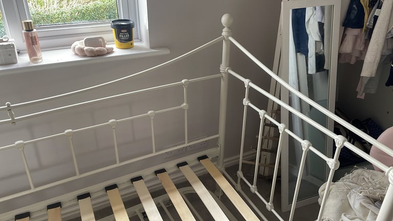 Elegant cream single day bed with extra camp bed 