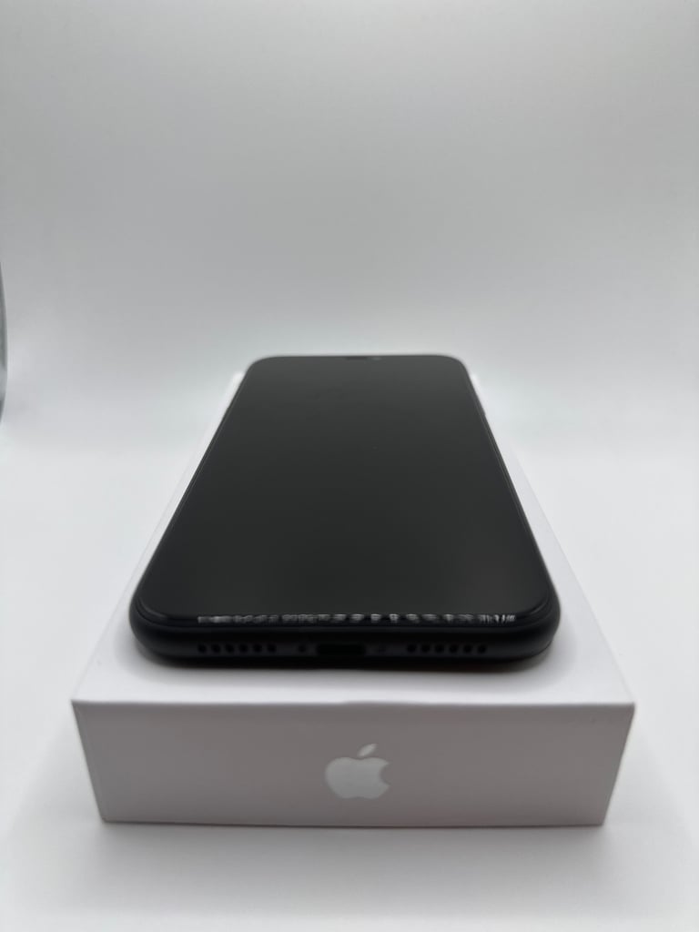 PRISTINE: Apple iPhone 11, 64gb, Black (UNLOCKED)