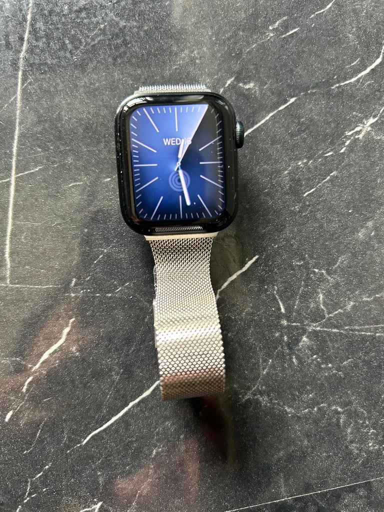 Apple Watch SE 2022 40MM very good condition 