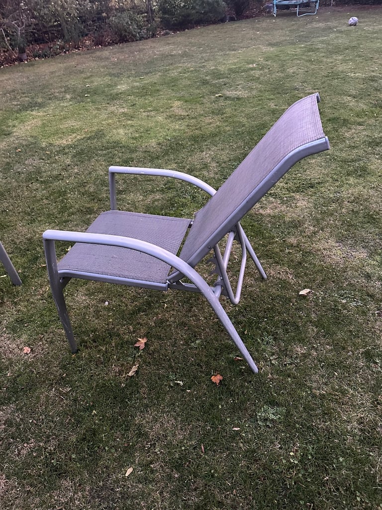 Garden table and 6 matching chairs