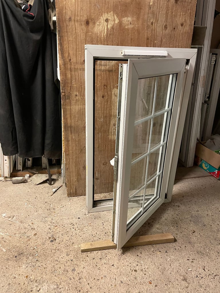 H 109 x W 65 cm - BEAUTIFUL GEORGIAN UPVC DOUBLE GLAZED WINDOW - CLEAR GLASS (REF: SJ466) 