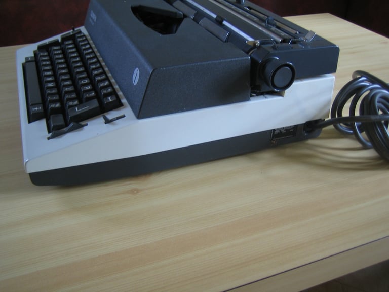 OLYMPIA REPORT DE LUXE ELECTRIC TYPEWRITER