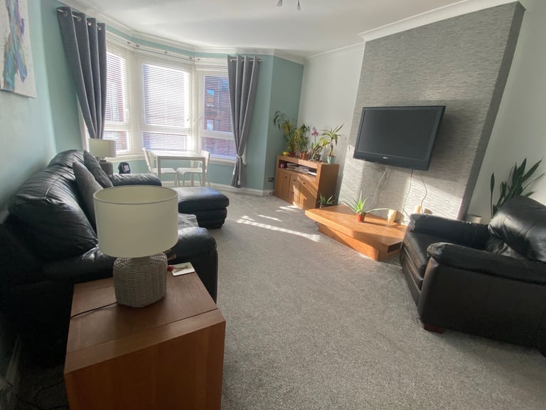 Bright flat in Alexandra Parade (council tax included)