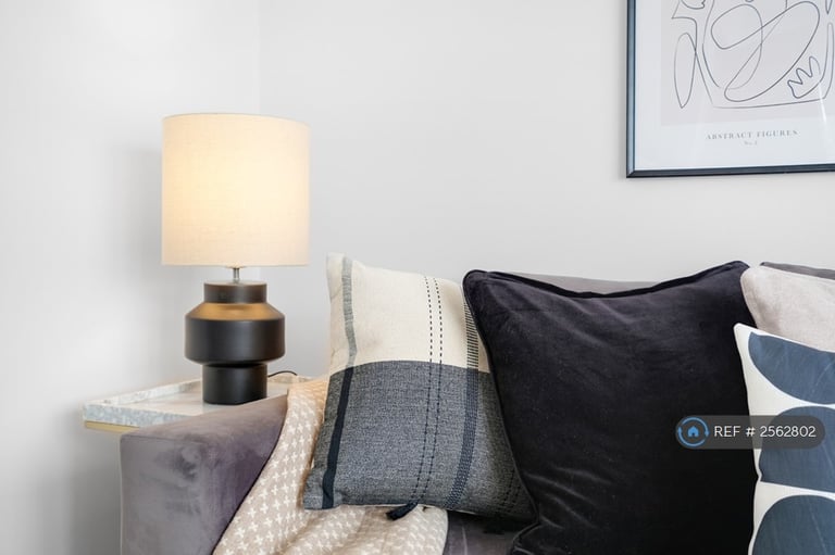 3 bedroom house in Green Park Village, Reading, RG2 (3 bed) (#2562802)