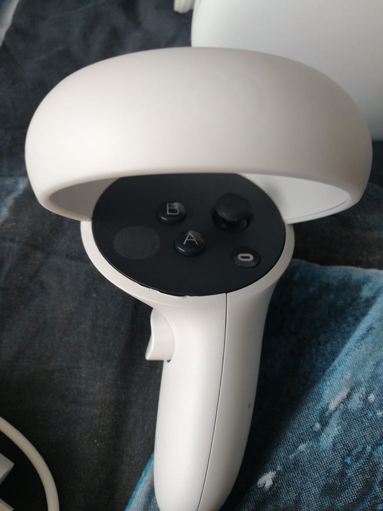 image for Selling meta quest 2 vr head set (right controler tracking not working)
