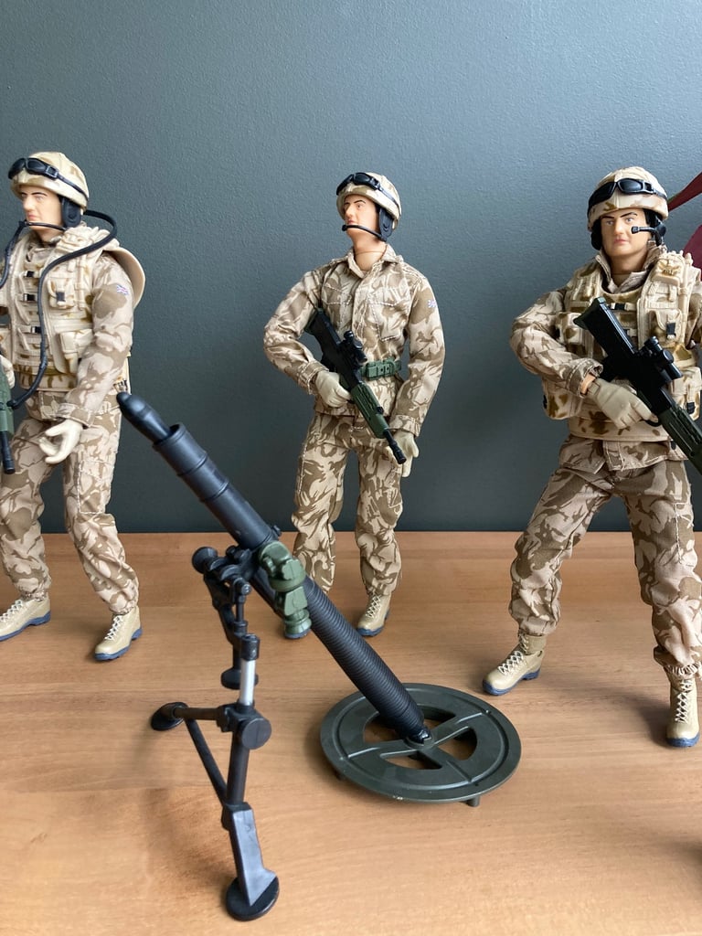 H.M. Armed Forces Fast Pursuit Battle Tank with 4 Infantrymen &  Marines Commando Sniper.