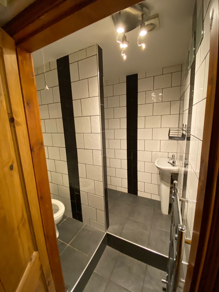 En Suite room to let in BD8 quiet road, All bills included. Private parking.