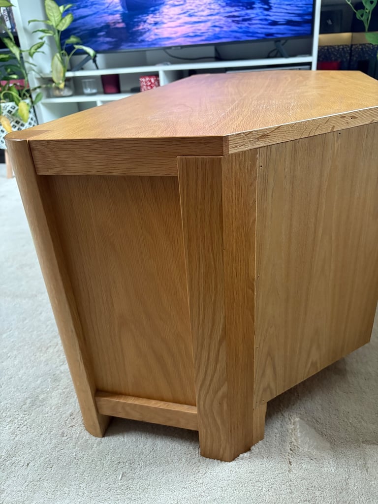WINSOR Corner TV Stand – Solid Oak