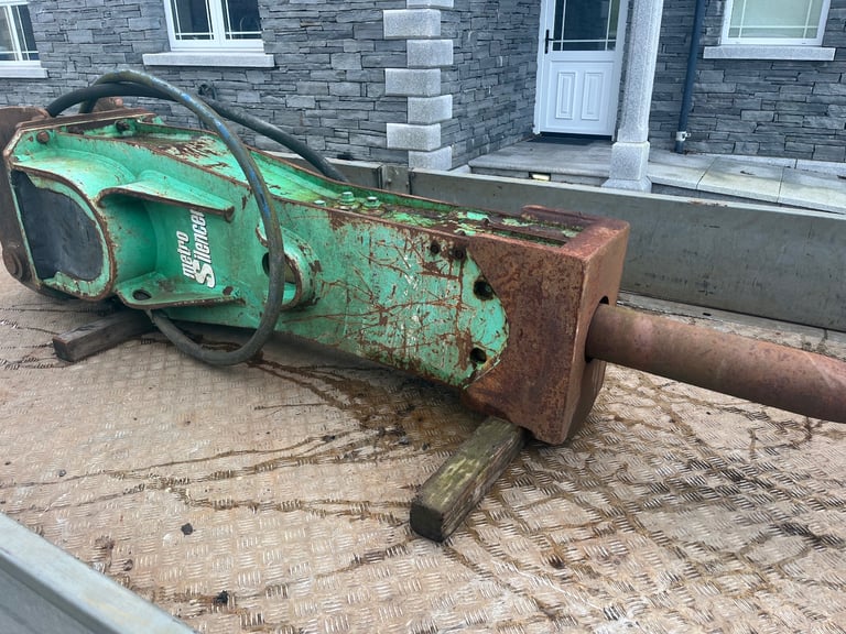 20-25T Montabert Metro silenced 900 rock hammer breaker