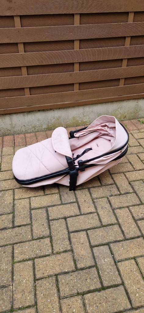 PUGGLE MONACO XT TRAVEL SYSTEM. IN VERY GOOD CONDITION.