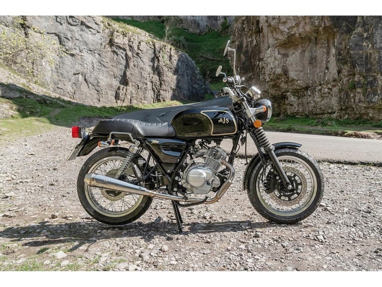 AJS Tempest Roadstar 125cc Retro 125 learner modern classic motorcycle