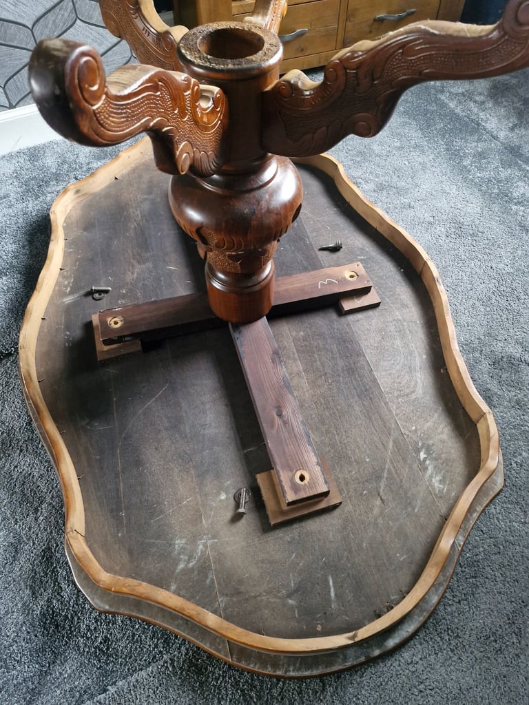 Dining table and 6 chairs 