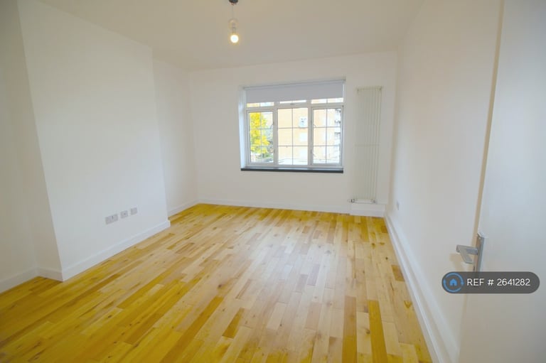 3 bedroom flat in Davidson Gardens, London, SW8 (3 bed) (#2641282)