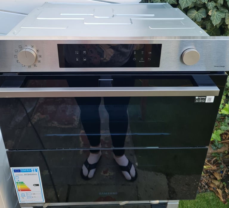 Samsung Serie4 Dual Cook Flex single electric oven built-in, Pyrolytic brand new,stainless Steel 