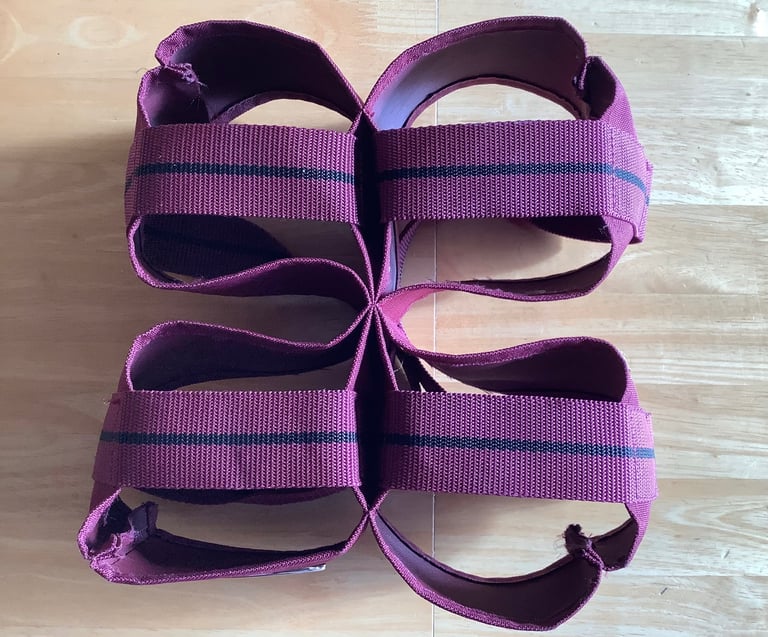 S/H HENSELITE MAROON/BLACK 4-BOWL CARRIER IN A VERY GOOD CONDITION