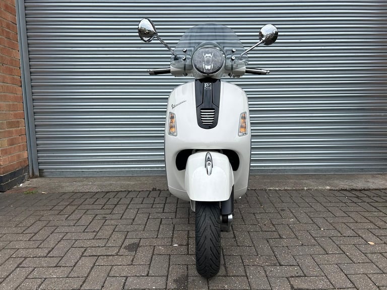 Piaggio Vespa GTS 300 Super