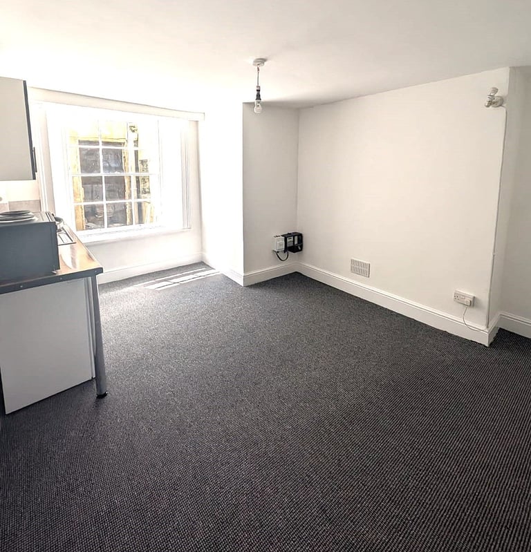 Clifton Large Bedsit/studio own kitchen, shared shower/Wc Lower Ground Floor £745pm