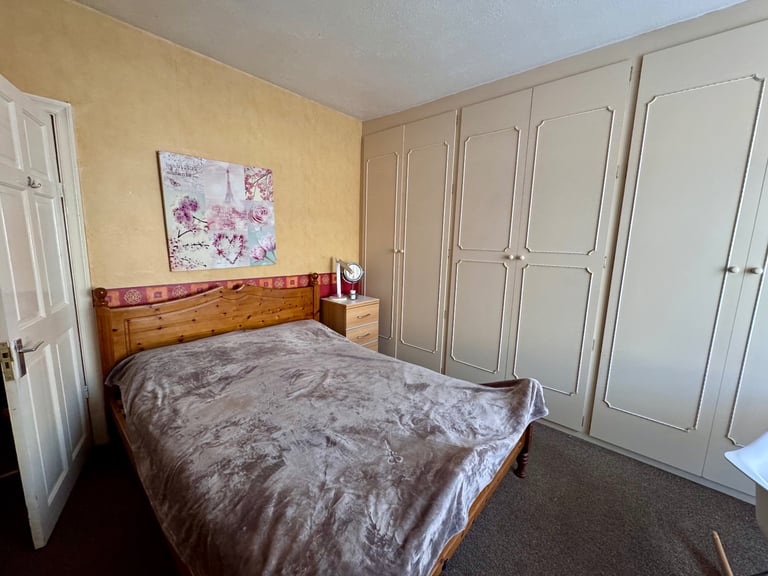 Extra large double room fully furnished near  High cross and DMU