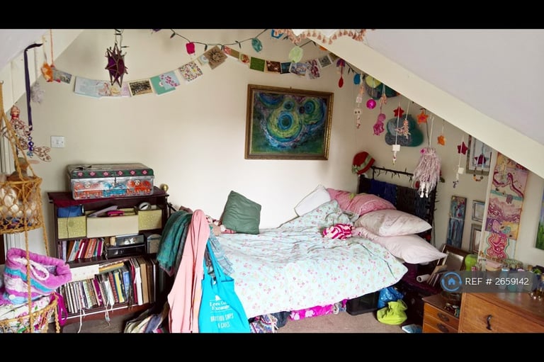 2 bedroom flat in Meanwood Road, Leeds, LS6 (2 bed) (#2659142)