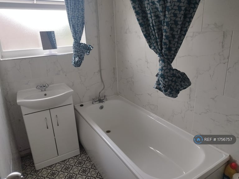 4 bedroom house in Talbot Road, Dudley, DY2 (4 bed) (#1756757)