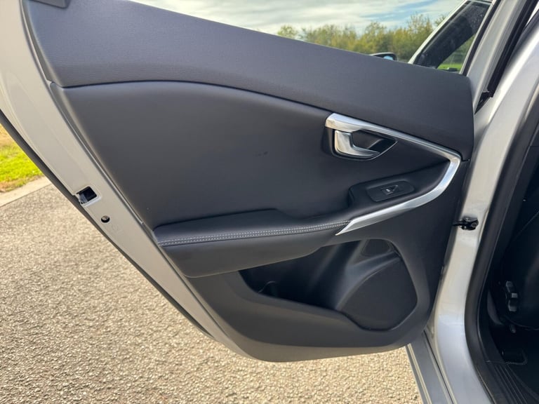 2016 Volvo V40 2.0 D4 R-Design Lux Nav Auto Euro 6 (s/s) 5dr HATCHBACK Diesel Automatic